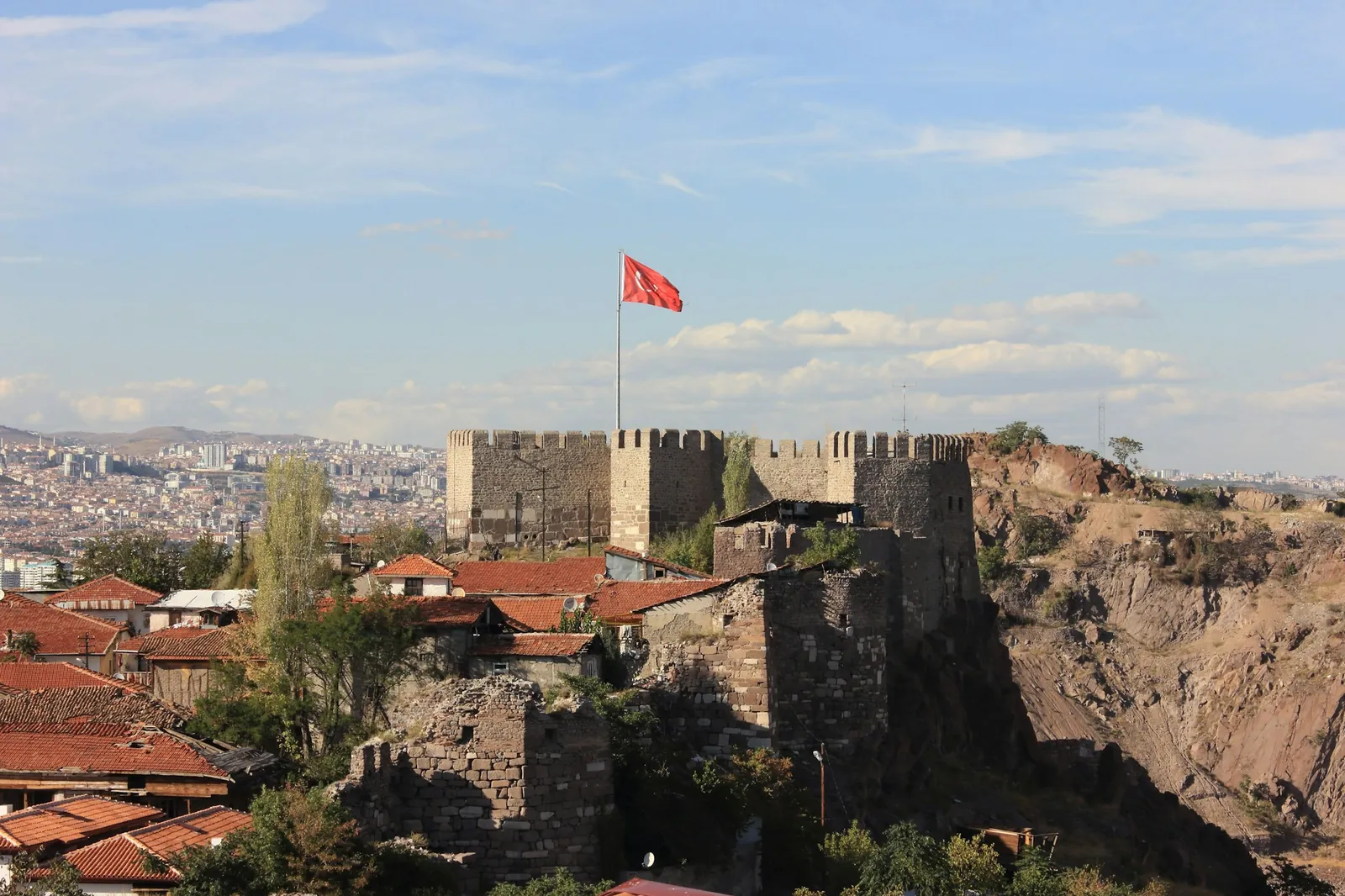Mavi gökyüzü altında Ankara Kalesi